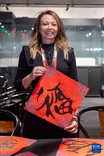 1月28日，在上海豫園舉行的民俗活動上，美國馬斯卡廷初中校長珍妮弗·李·弗里德利展示自己寫下的“福”字。 新華社記者 王翔 攝