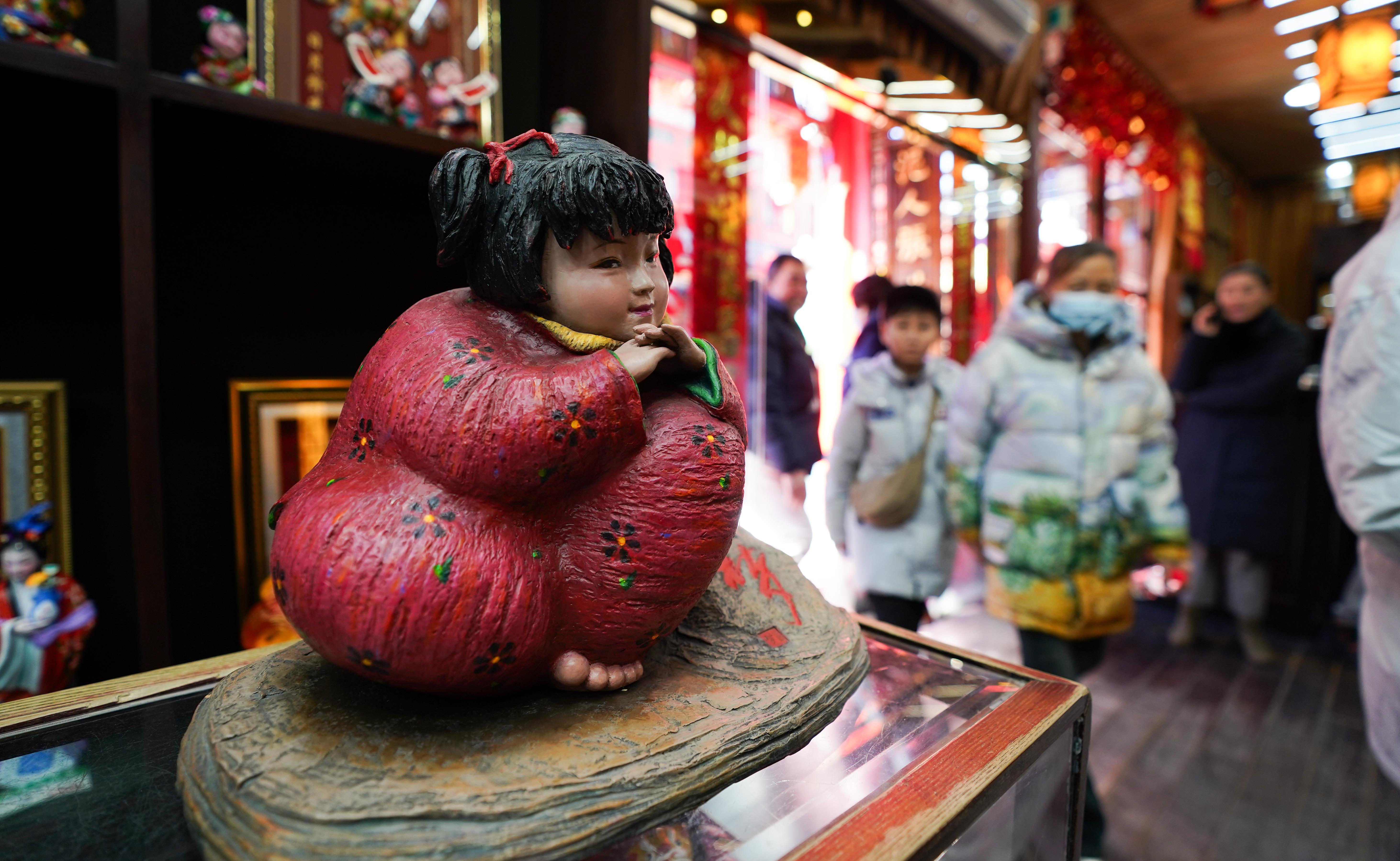 △泥人張彩塑是天津的傳統(tǒng)民間手工藝品，為天津市首批國家級非物質(zhì)文化遺產(chǎn)。（總臺國廣記者李晉拍攝）
