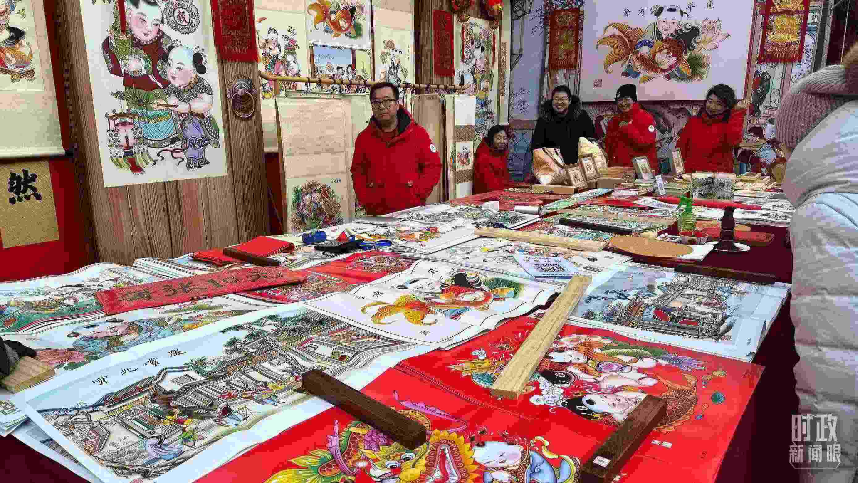 △市民們正在天津古文化街選購(gòu)年畫(huà)。（總臺(tái)央視記者黎兵拍攝）