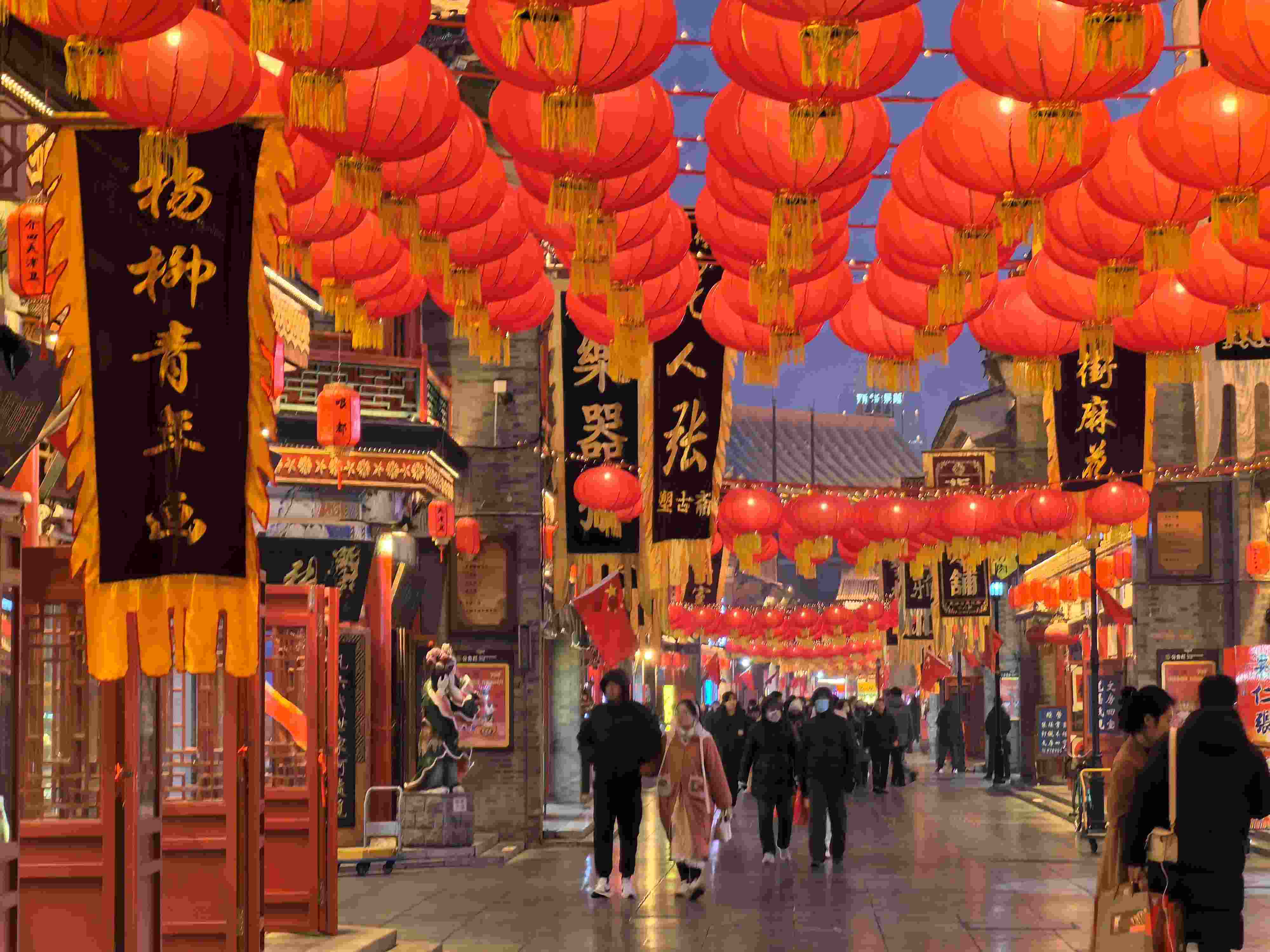 △春節(jié)臨近，古文化街上年味兒漸濃。（總臺央廣記者潘毅拍攝）