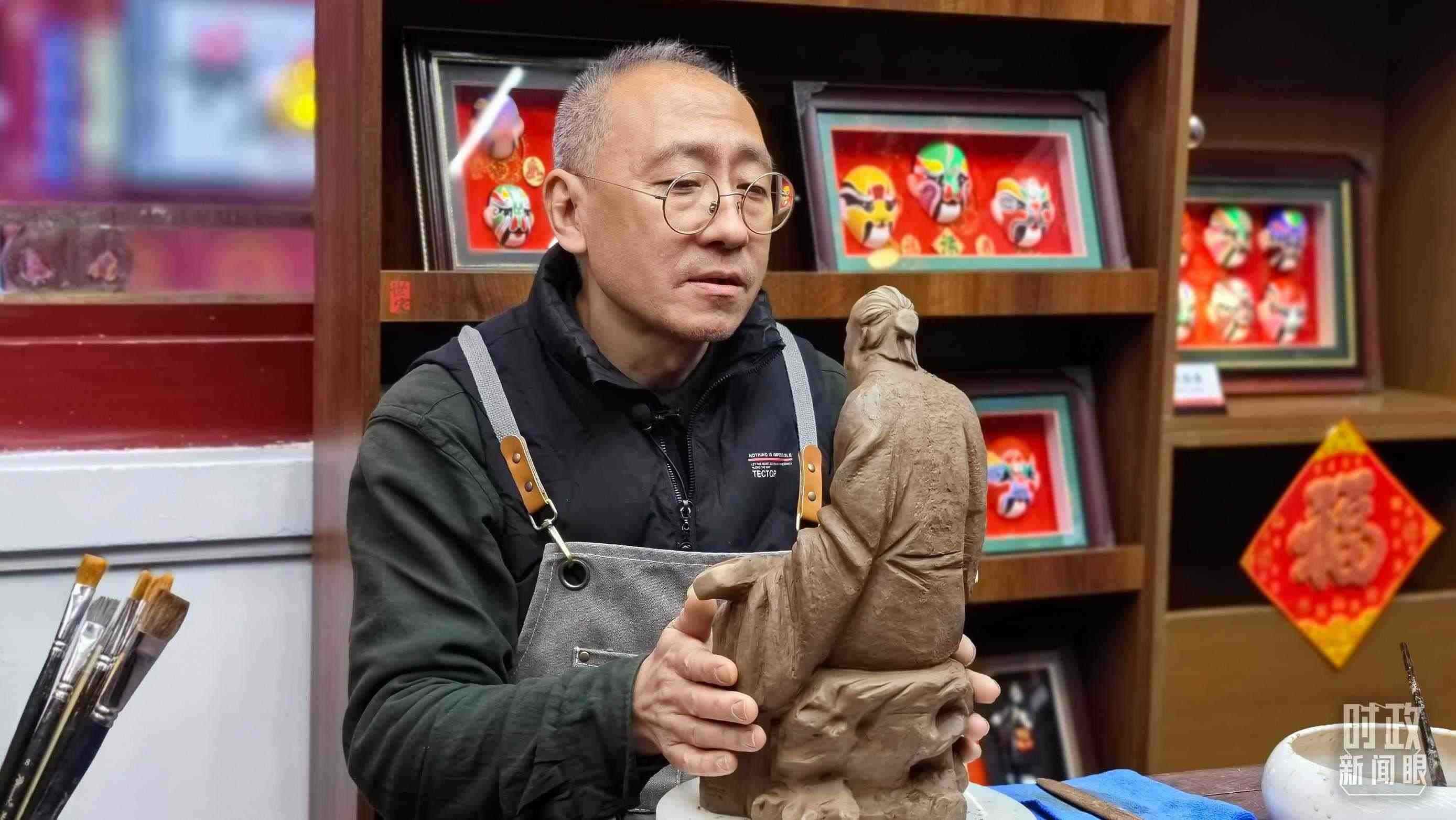 △“泥人張”的匠人正在雕塑。（總臺(tái)央視記者潘毅拍攝）