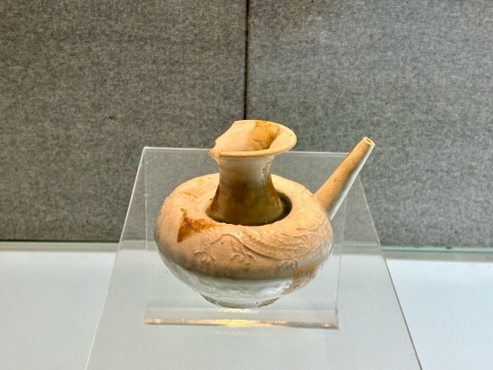 德化縣陶瓷博物館收藏的龍紋軍持。人民網(wǎng)記者 金慧慧攝