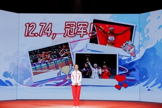 “何以中國·向海泉州”網(wǎng)絡(luò)主題活動(dòng)現(xiàn)場，林雨薇講述奪冠經(jīng)歷。泉州廣播電視臺(tái)供圖