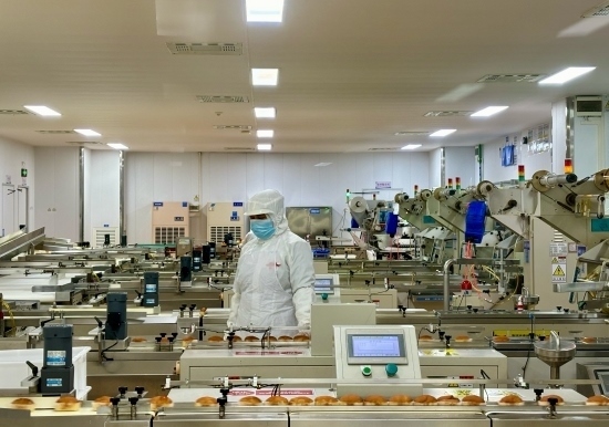 盼盼5G智慧工廠生產(chǎn)線正在進行產(chǎn)品質(zhì)檢。人民網(wǎng)記者 金慧慧攝