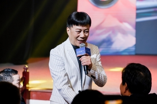 “何以中國·向海泉州”網(wǎng)絡(luò)主題活動現(xiàn)場，陳百潭演出時與觀眾互動。泉州廣播電視臺供圖