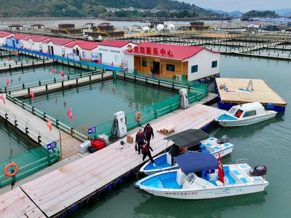 △2023年11月14日，福建寧德市霞浦縣溪南鎮(zhèn)七星海上社區(qū)的工作人員，前往轄區(qū)漁排進行民情走訪。