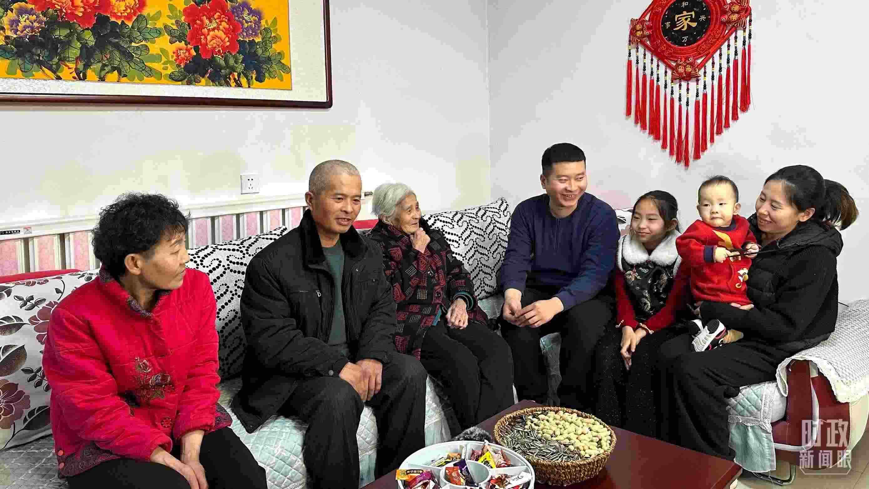 △第六埠村村民杜洪剛一家。（總臺(tái)央視記者趙化拍攝）