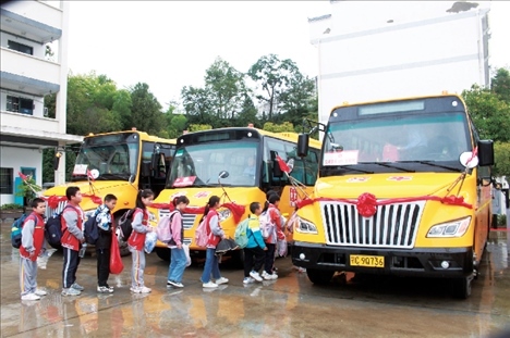 △2023年9月28日，湖北竹山縣校園直通車全域開通后，學生在有序排隊乘車。第二批主題教育開展后，竹山縣將實施農(nóng)村道路暢通工程作為為民辦實事的重要內(nèi)容。