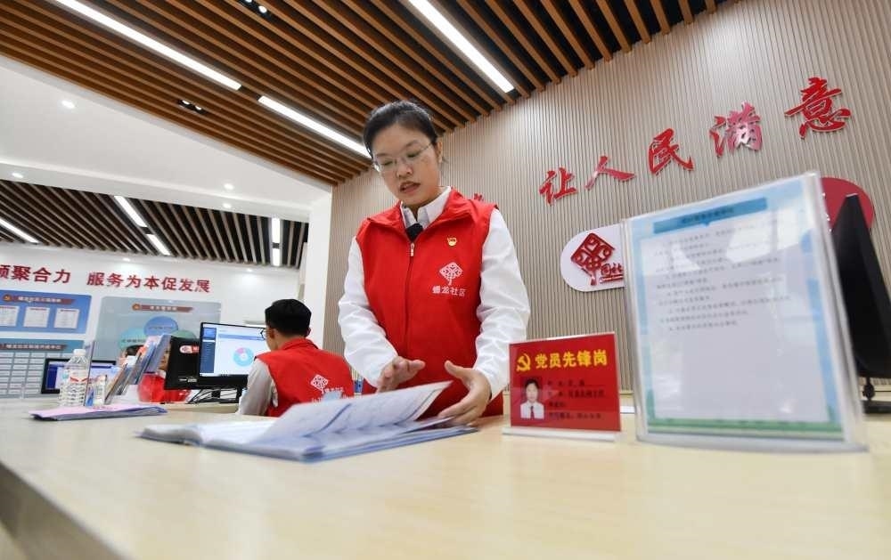 △2023年12月14日，廣西南寧市蟠龍社區(qū)，工作人員在為居民服務。