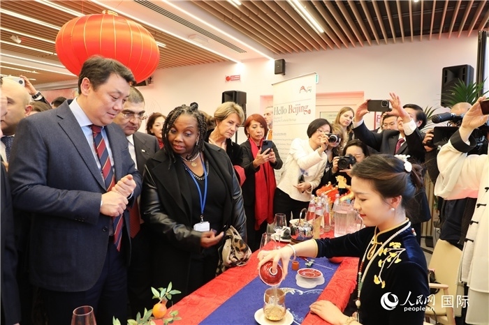 到訪嘉賓欣賞中國(guó)茶藝并品茶。 