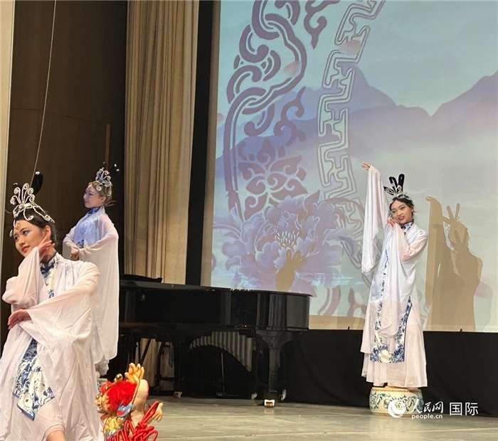 舞蹈《青花瓷》，表演者：德國(guó)中歐文化藝術(shù)交流協(xié)會(huì)