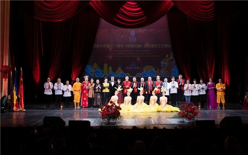 圖為韓大使、羅政府高官與泉州藝術(shù)團演員合影。中國駐羅大使館文化處供圖。