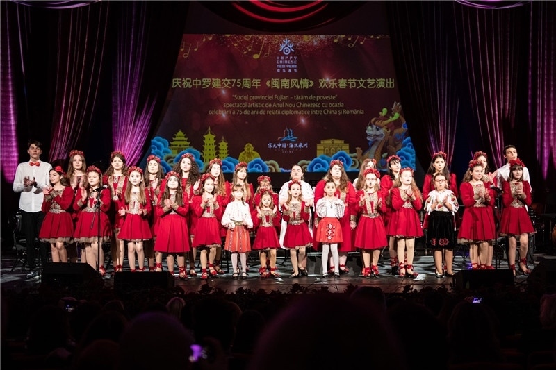 圖為羅小快板兒童合唱團在演唱中文歌曲。 中國駐羅大使館文化處供圖。