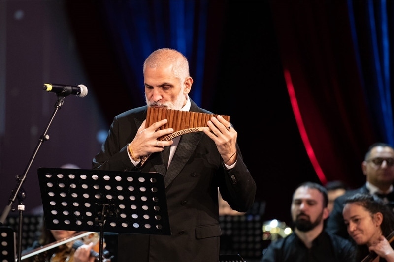 圖為著名排簫大師達米安·德拉吉奇在領(lǐng)銜演奏中國經(jīng)典曲目。 中國駐羅大使館文化處供圖。