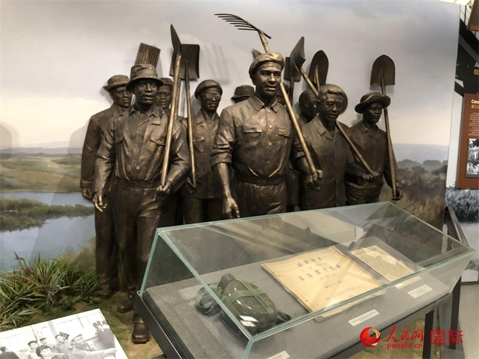 紀念園中展覽的筑路場景 。人民網(wǎng)記者 黃培昭攝