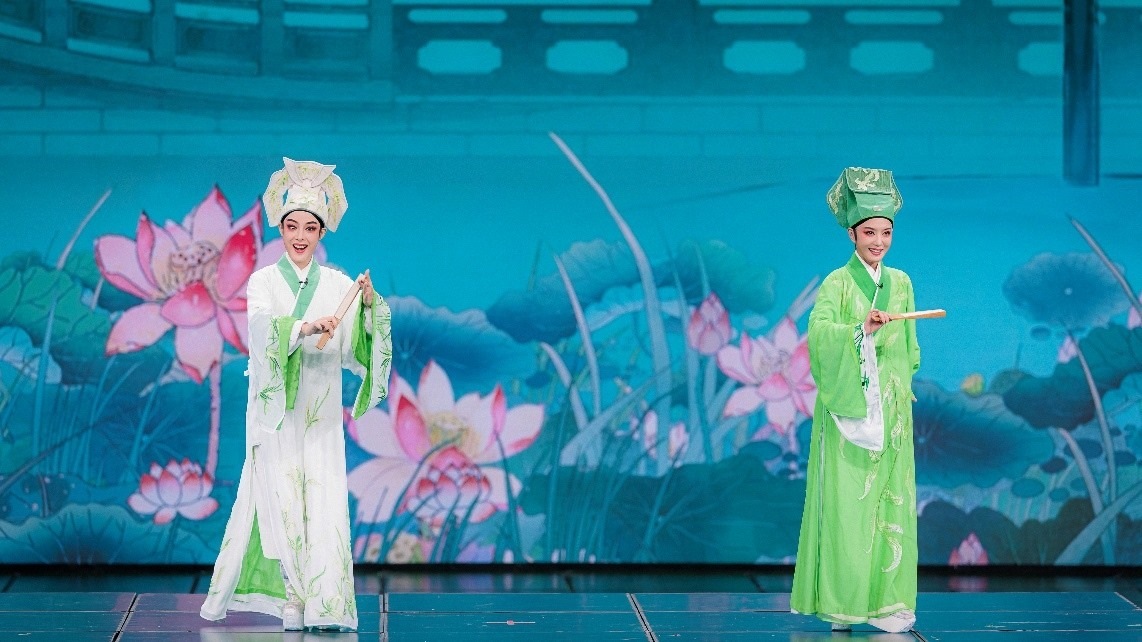 青年越劇演員陳麗君、李云霄彩排現(xiàn)場(chǎng)。主辦方供圖