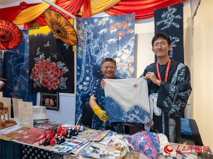 活動現(xiàn)場的扎染展示。人民網(wǎng)記者 謝佳君攝