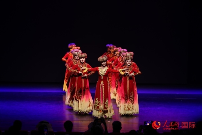 2日在阿聯(lián)酋迪拜舉行的大型音舞詩(shī)畫(huà)《新疆是個(gè)好地方》文藝演出。人民網(wǎng)記者任皓宇攝