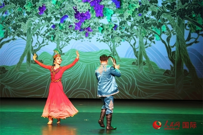 2日在阿聯(lián)酋迪拜舉行的大型音舞詩(shī)畫(huà)《新疆是個(gè)好地方》文藝演出。人民網(wǎng)記者 任皓宇攝