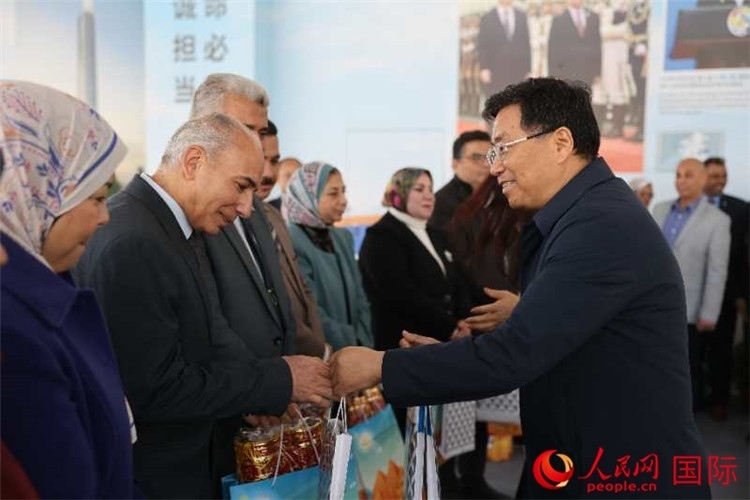 中建埃及分公司董事長(zhǎng)常偉才為埃及師生發(fā)放新年禮包。人民網(wǎng)記者 黃培昭攝