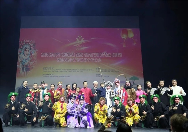 “歡樂春節(jié)”婺劇專場演出結(jié)束后的合影。中國駐冰島大使館供圖
