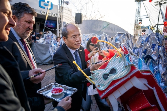 中國駐希臘大使館大使肖軍正與希方嘉賓為舞龍點睛?！吨邢r報》供圖