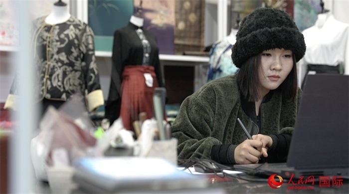 1月23日，在山東省菏澤市曹縣有愛(ài)云倉(cāng)直播基地，張子晨正在設(shè)計(jì)漢服。 人民網(wǎng)記者 袁蒙攝