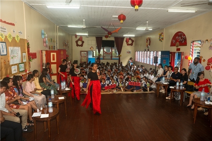 中華學(xué)校學(xué)生表演扇子舞。