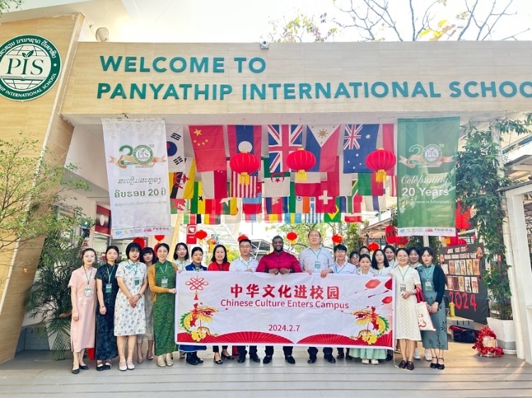 駐老撾使館政治處主任杜長青與白云碧國際學(xué)校校方、參會志愿者教師合影?；顒又鬓k方供圖