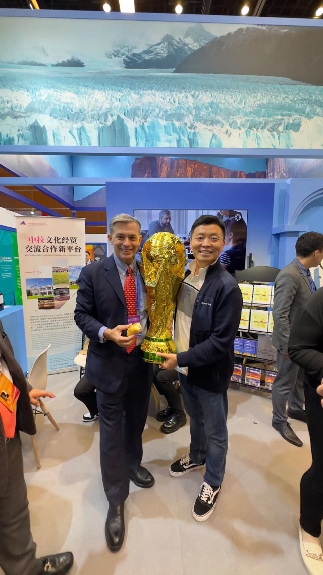 2022年，馬克西米與同事在上海。圖片由受訪者提供