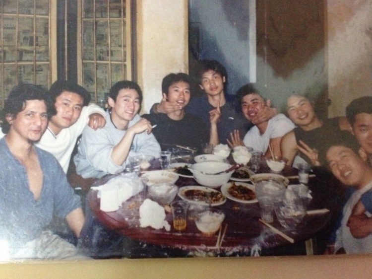 2007 年，卡洛斯·卡斯蒂略（左一）和他的中國朋友在武漢慶祝春節(jié)。圖片由受訪者提供