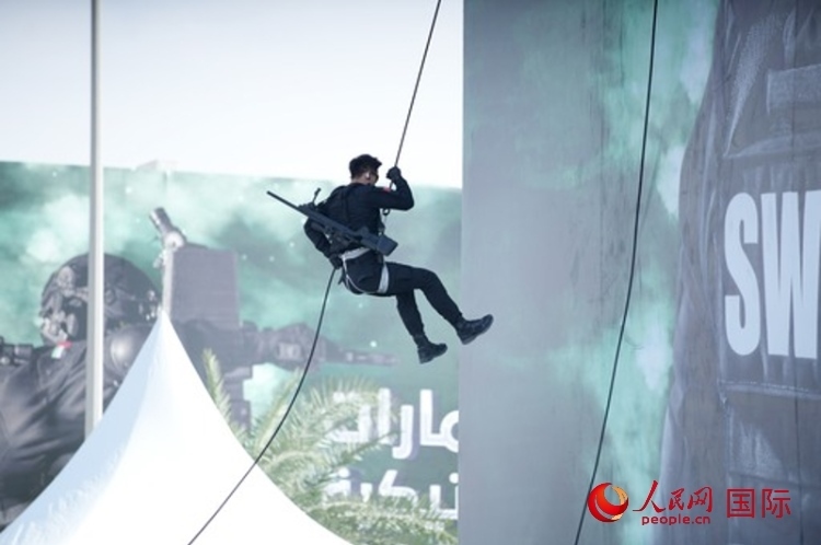 中國特警索降。人民網(wǎng) 塔里克·易卜拉欣攝