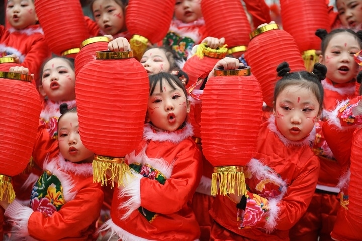 1月18日，四川省閬中市閬中古城，民間藝人和文藝工作者在表演節(jié)目歡度臘八節(jié)，喜迎農(nóng)歷新年。這是參演的小朋友在表演。新華社發(fā)（王玉貴 攝）