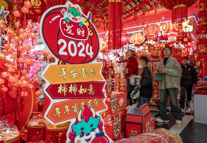 1月11日，顧客在昆明新螺螄灣國際商貿(mào)城選購節(jié)日飾品。新華社記者 陳欣波 攝