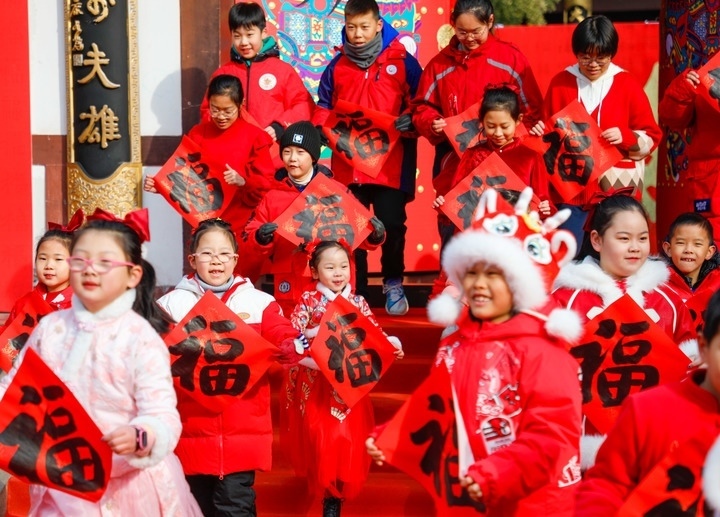 2月2日，小朋友在濟(jì)南五龍?zhí)毒皡^(qū)參加送福字活動(dòng)。新華社發(fā)（徐舟攝）