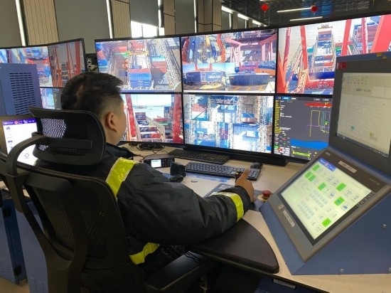 圖為寧波舟山港梅山港區(qū)遠控操作室內(nèi)，橋吊司機在遠程控制橋吊裝卸。新華社記者魏一駿 攝