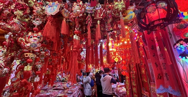 1月19日，市民在北京一商場內(nèi)選購春節(jié)裝飾品。新華社記者李欣攝