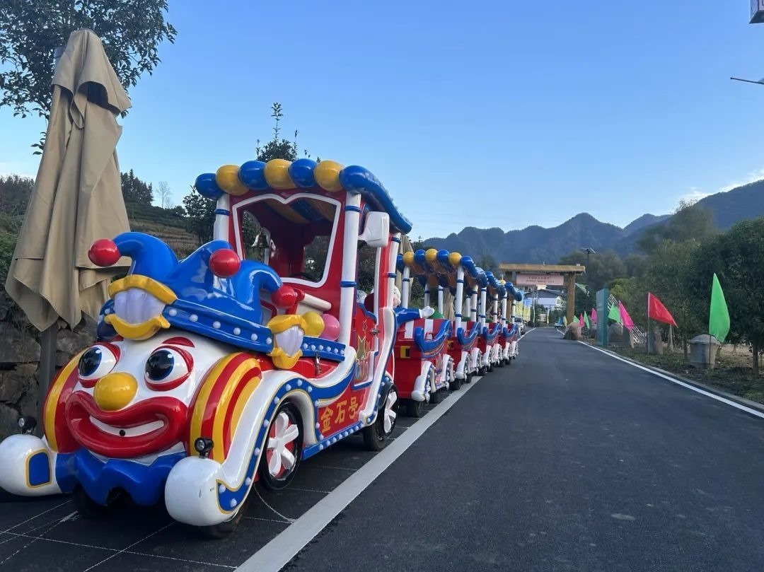 2023年10月，金石村集體出資購(gòu)買了兩輛無軌觀光小火車。紫陽(yáng)縣融媒體中心供圖