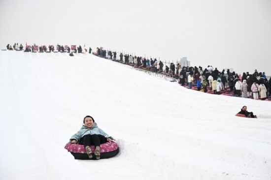 圖為1月18日，市民在內(nèi)蒙古賽馬場(chǎng)滑雪圈。新華社記者 貝赫 攝