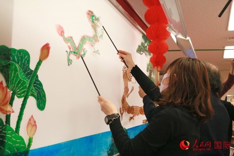 皮影戲表演。人民網(wǎng) 許可攝