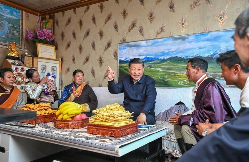 △2021年6月8日，習(xí)近平總書記在青海海北藏族自治州剛察縣果洛藏貢麻村，同藏族牧民索南才讓一家人圍坐在客廳聊家常。