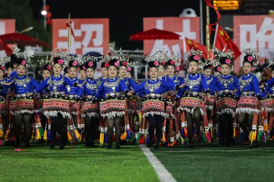 △2024年2月3日，2024年全國“村晚”示范展示活動暨貴州“村超村晚”系列活動之一的民族文化展演，在榕江縣“村超”足球場舉行。