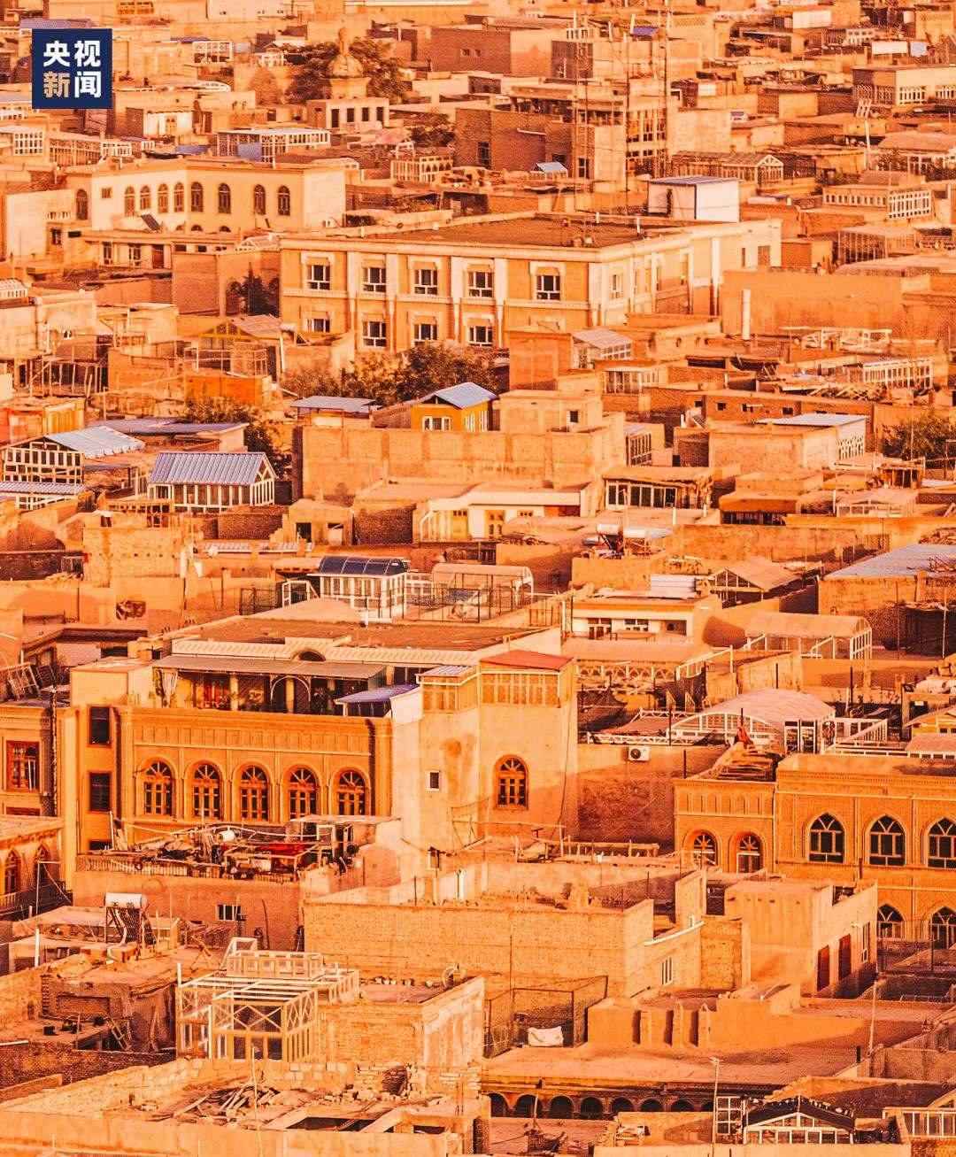 △喀什古城在天山和昆侖山的守護(hù)下，留住了千年前的樣子。