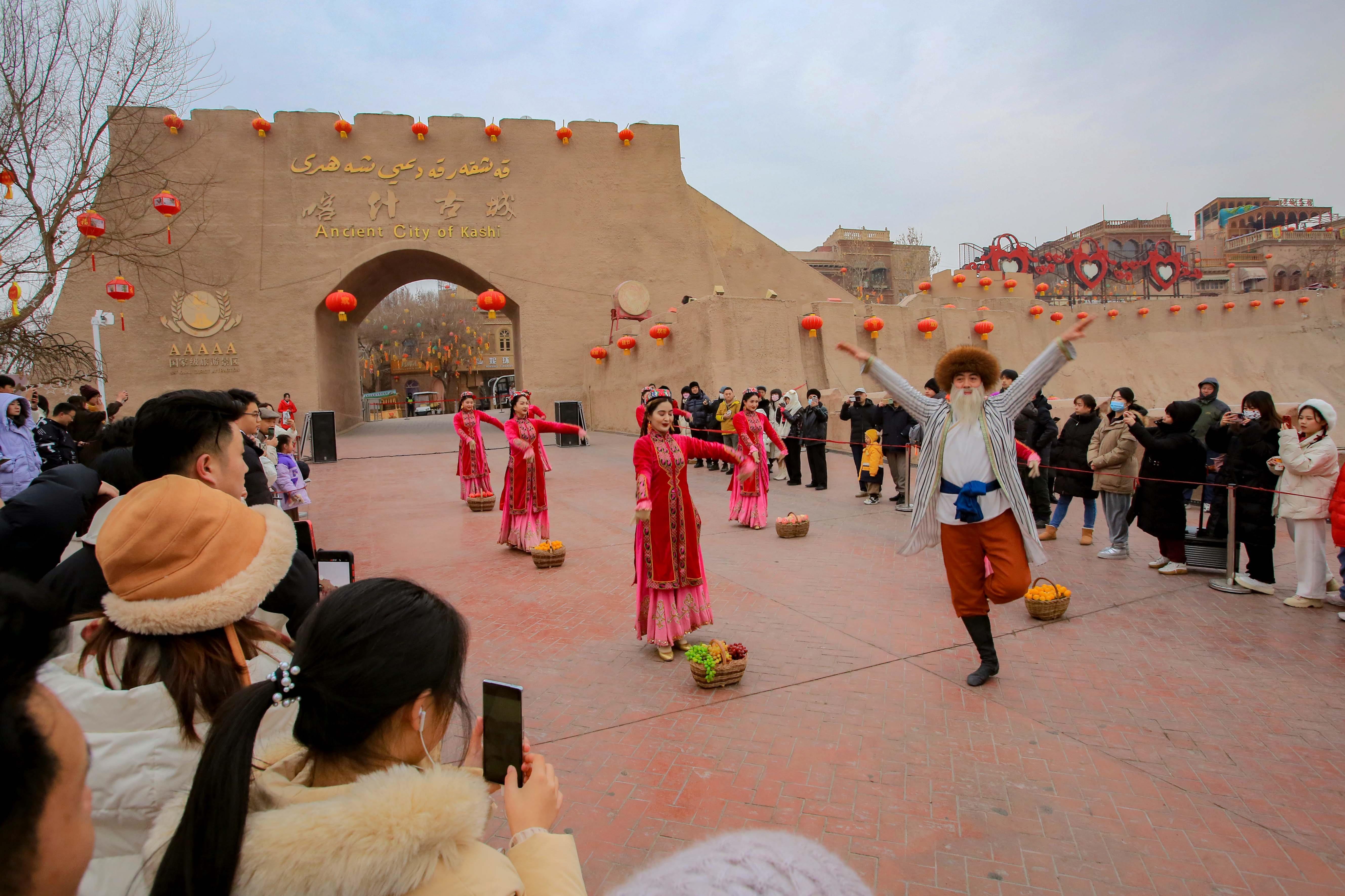 △2024年2月4日，演員在新疆喀什古城入城儀式上表演舞蹈。