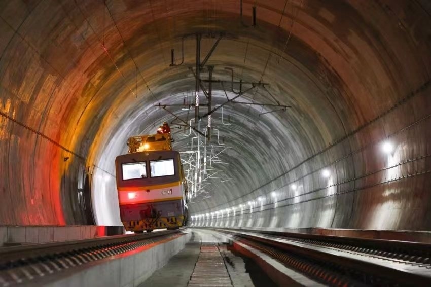 凌晨，接觸網(wǎng)作業(yè)車的燈光紅黃相間。胡鵬攝