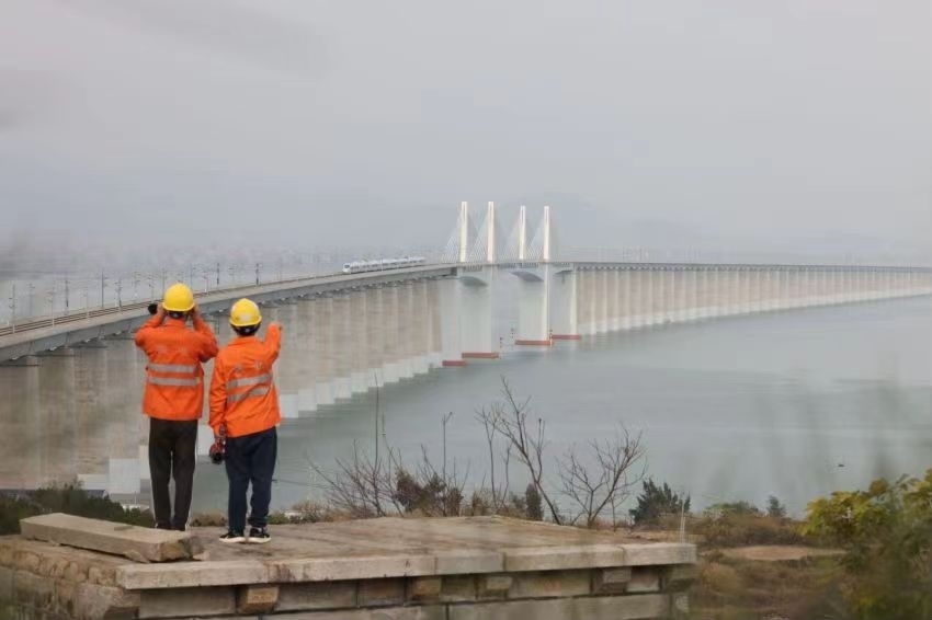 許沖和工友在白天巡視湄洲灣大橋上的供電設(shè)備。胡鵬攝