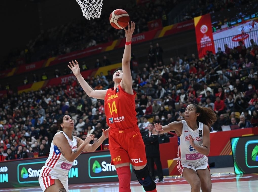 2月11日，中國(guó)隊(duì)球員李月汝（中）在比賽中上籃。新華社記者 李一博 攝