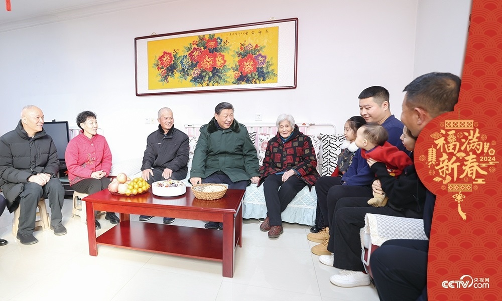 2024年2月1日，習(xí)近平總書記在天津市西青區(qū)辛口鎮(zhèn)第六埠村考察時，同村民杜洪剛一家人親切拉家常。