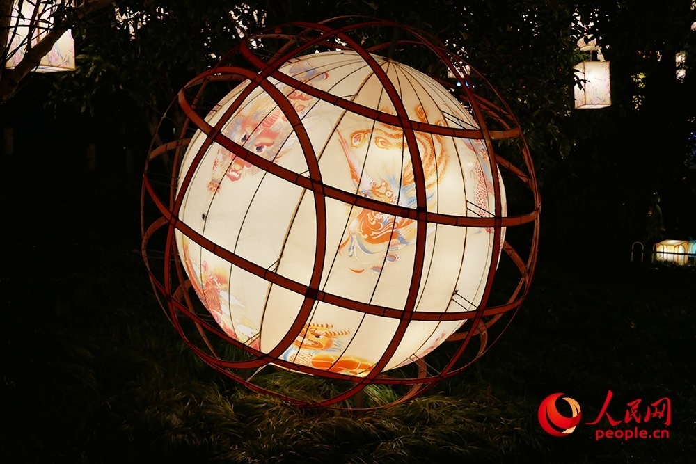 白鷺洲公園展出的燈彩作品。人民網(wǎng)記者 韋衍行攝