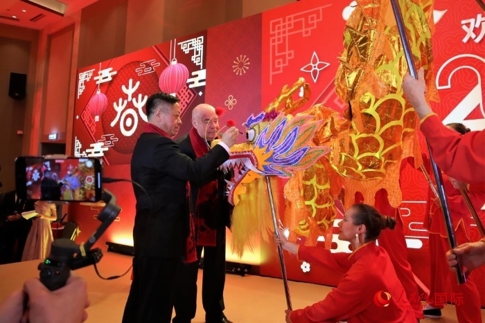 張漢暉（左）、施威特科（右）共同為彩龍點(diǎn)睛。于子恒攝